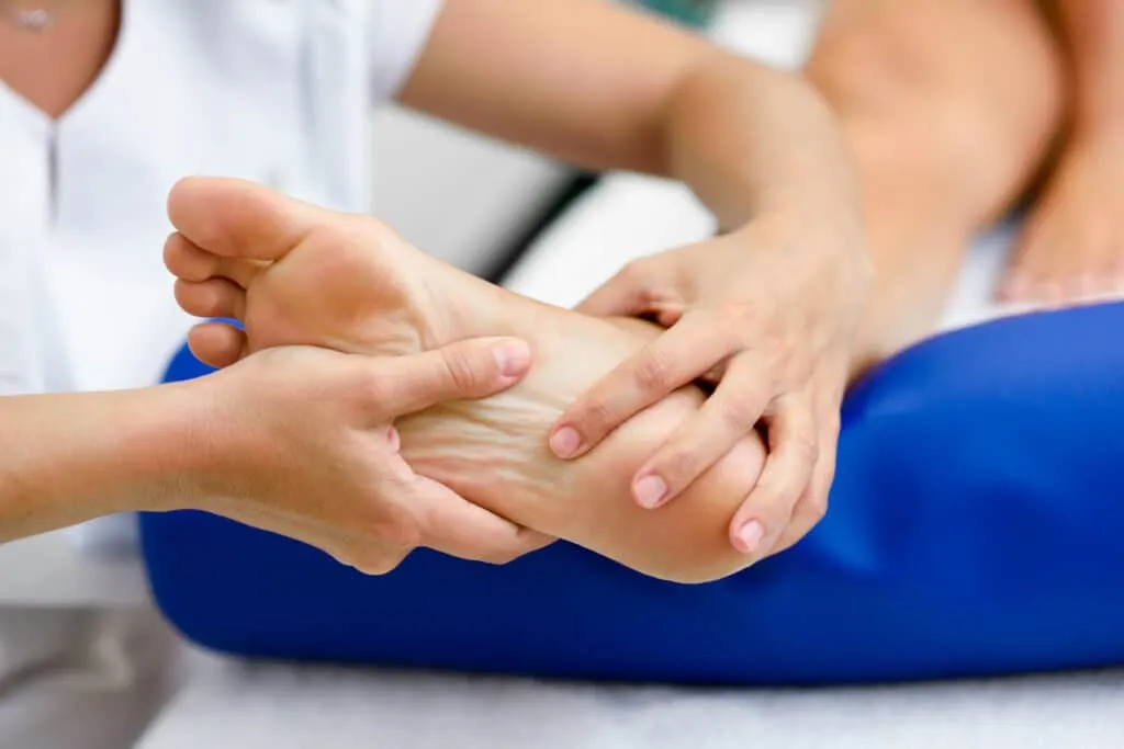 Massage médical au pied dans un centre de physiothérapie