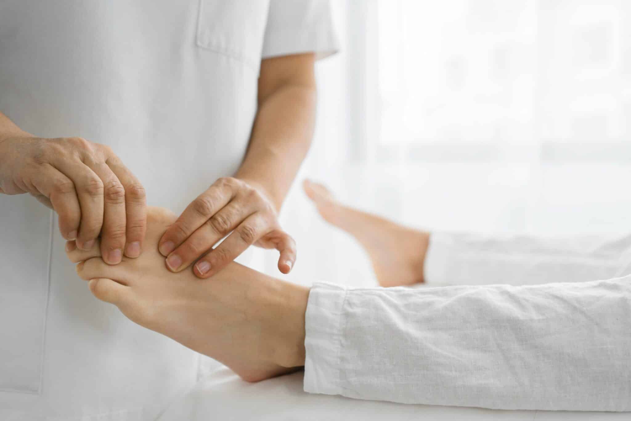 osteopathe-traitant-patient-debout-scaled